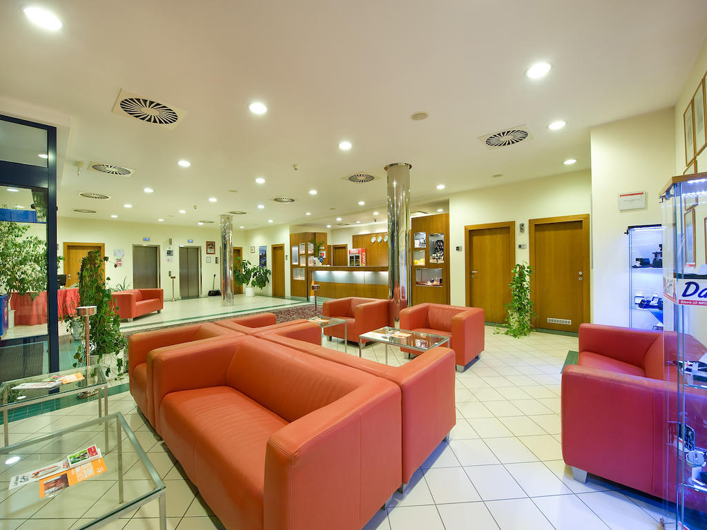 Ramada Airport Hotel Praga Esterno foto